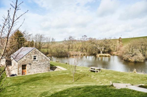 Penuwch Boathouse- Lakeside rural cottage ideal for families with indoor heated pool